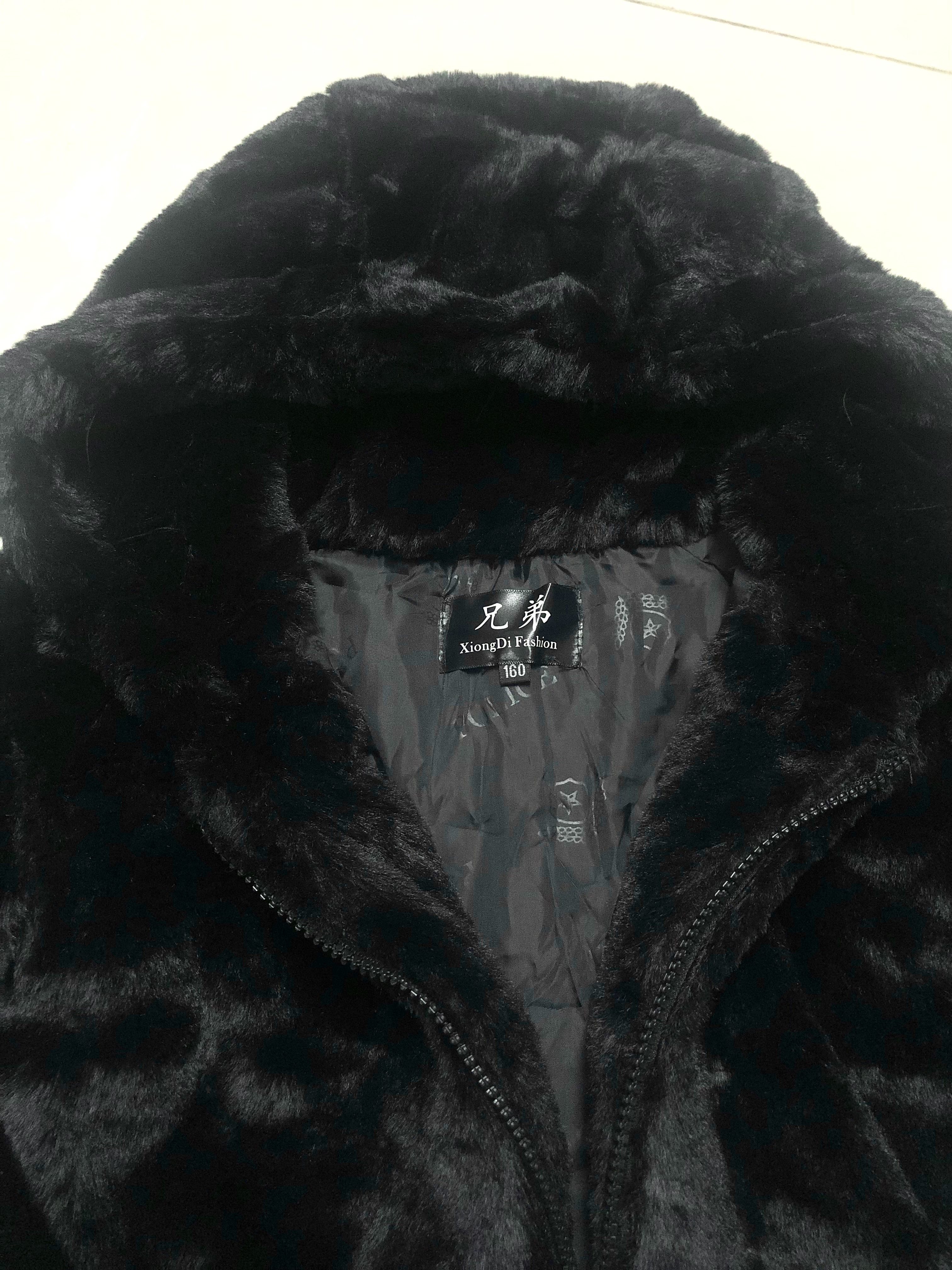 Forever21 เสื้อเฟอร์กันหนาว หมวกฮู้ด เสื้อขน สีดำ (FLUFFY COAT) 兄弟 ขาว