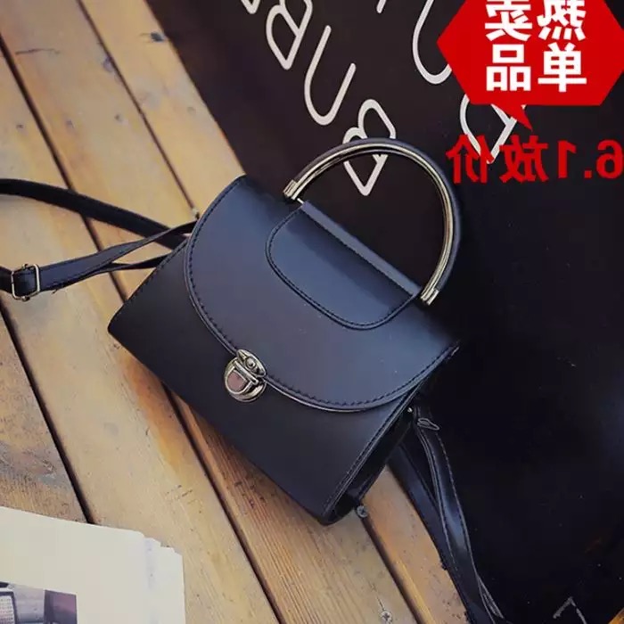 กระเป๋าสะพายข้าง แนววินเทจ สีดำ แต่งหูหิ้วเหล็ก สวยแนว มากคะ size :20*17*8cm