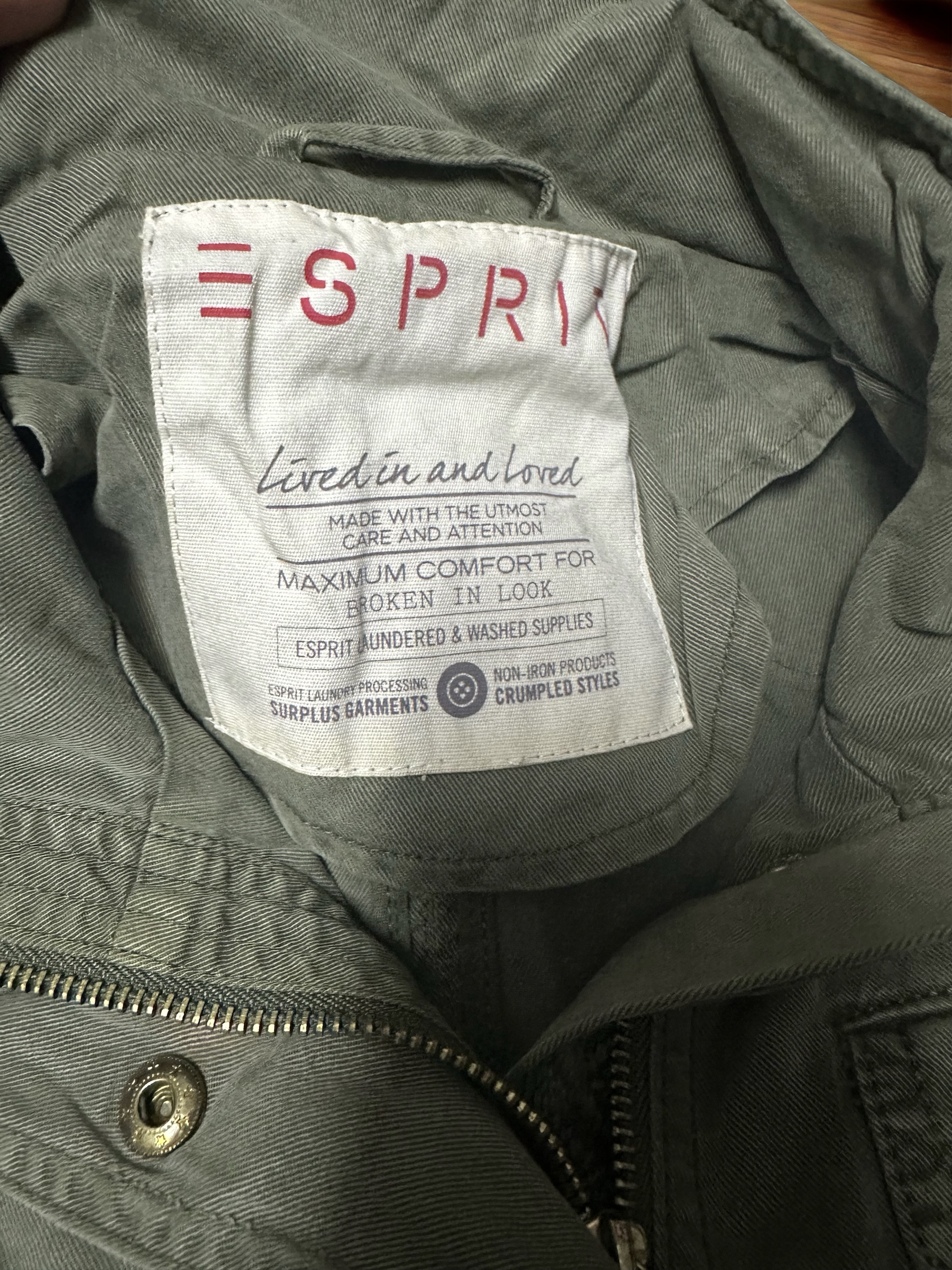 Esprit เสื้อเขียวทหาร เสื้อนอกแนวทหาร แต่งบั้ง ช่วงอก แขน นวทหาร แบรนด์ ESPRIT แพทเทินสวย เท่ห์มาก คะ Size S/M/L/XL เขียว