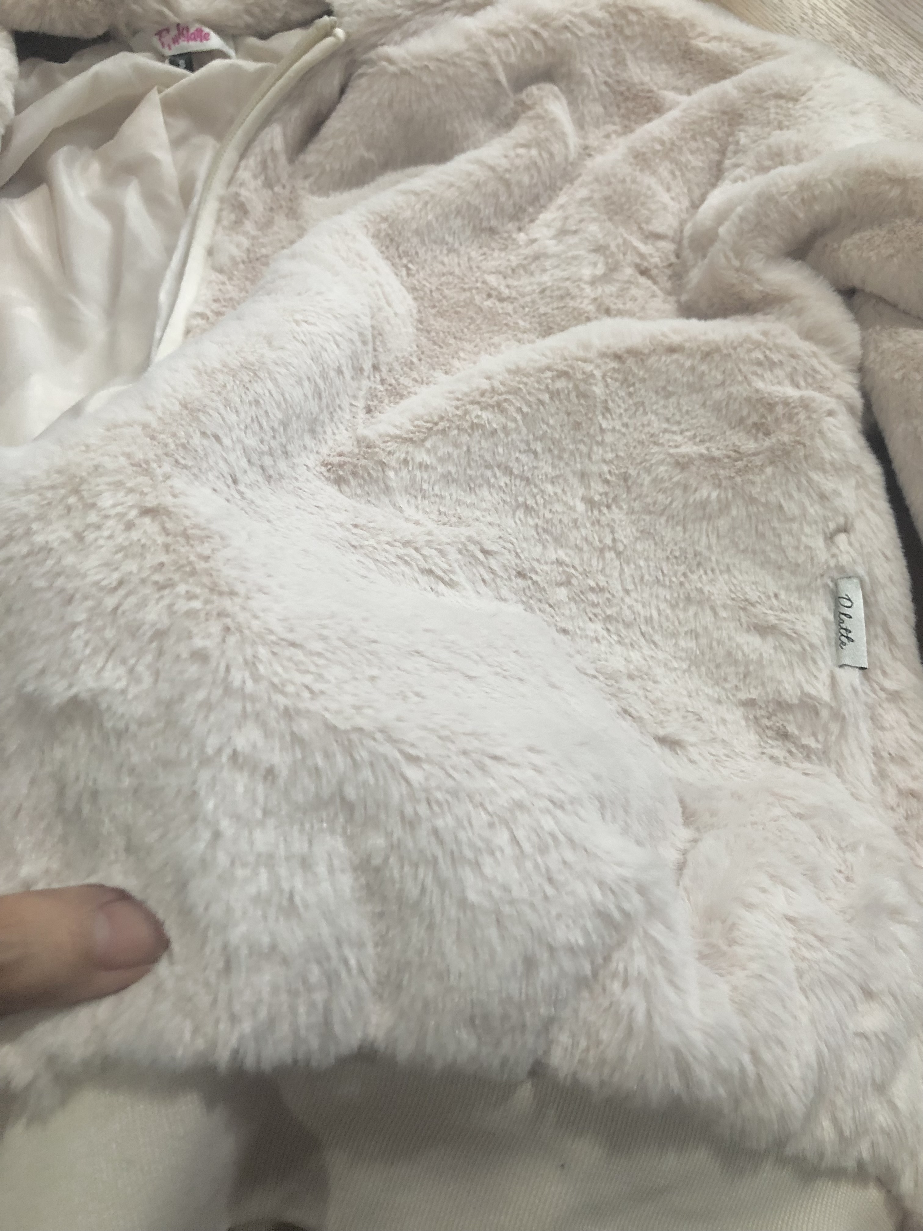 Pink latte เสื้อเฟอร์กันหนาว หมวกฮู้ด เสื้อขน (FLUFFY COAT ) แบรนด์ Pink latte