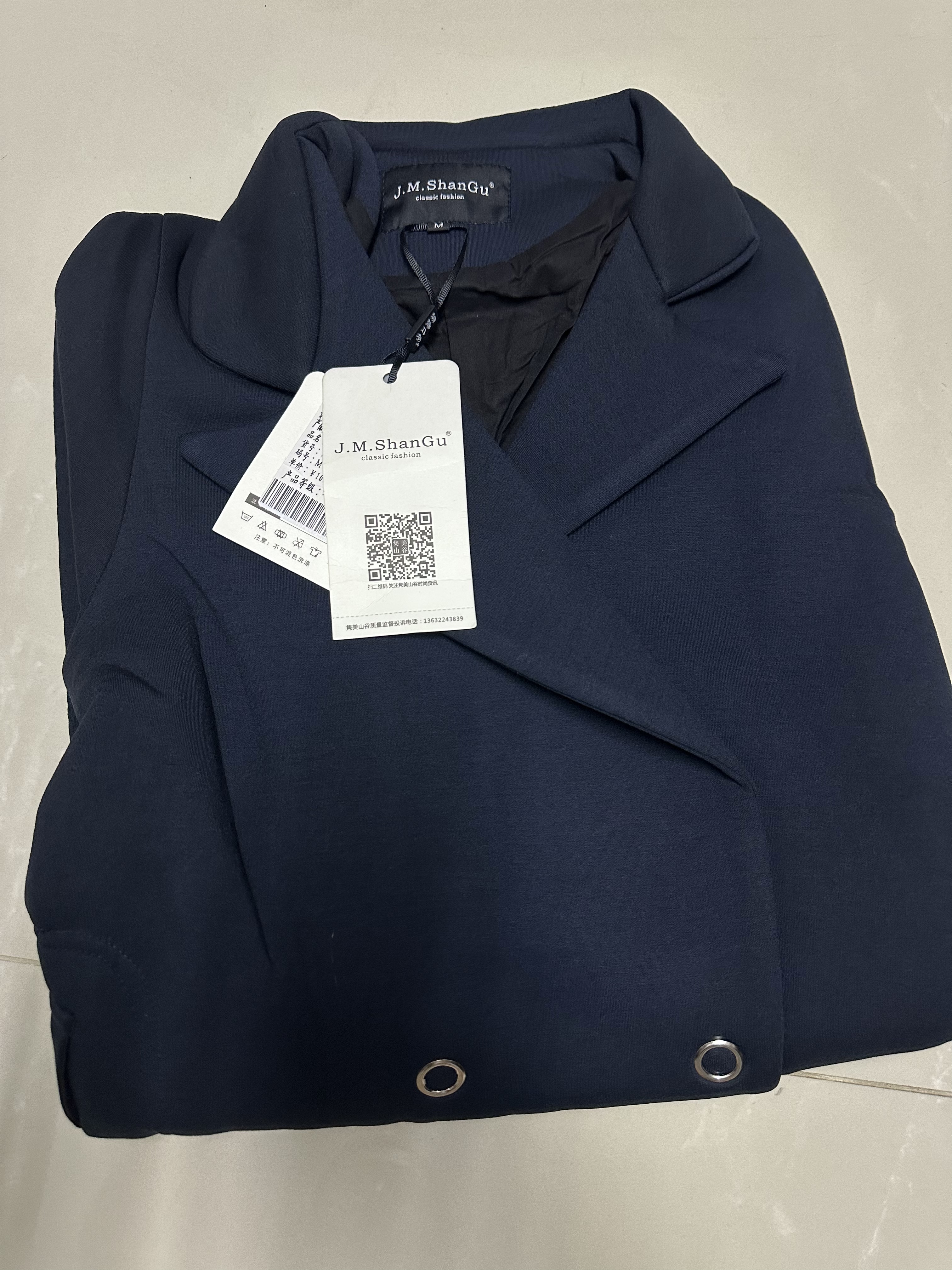 เสื้อโค้ท เสื้อกันหนาว เนื้อผ้า สีกรม แต่งกระดุมสองแถว แบรนด์ J.M.Shangu