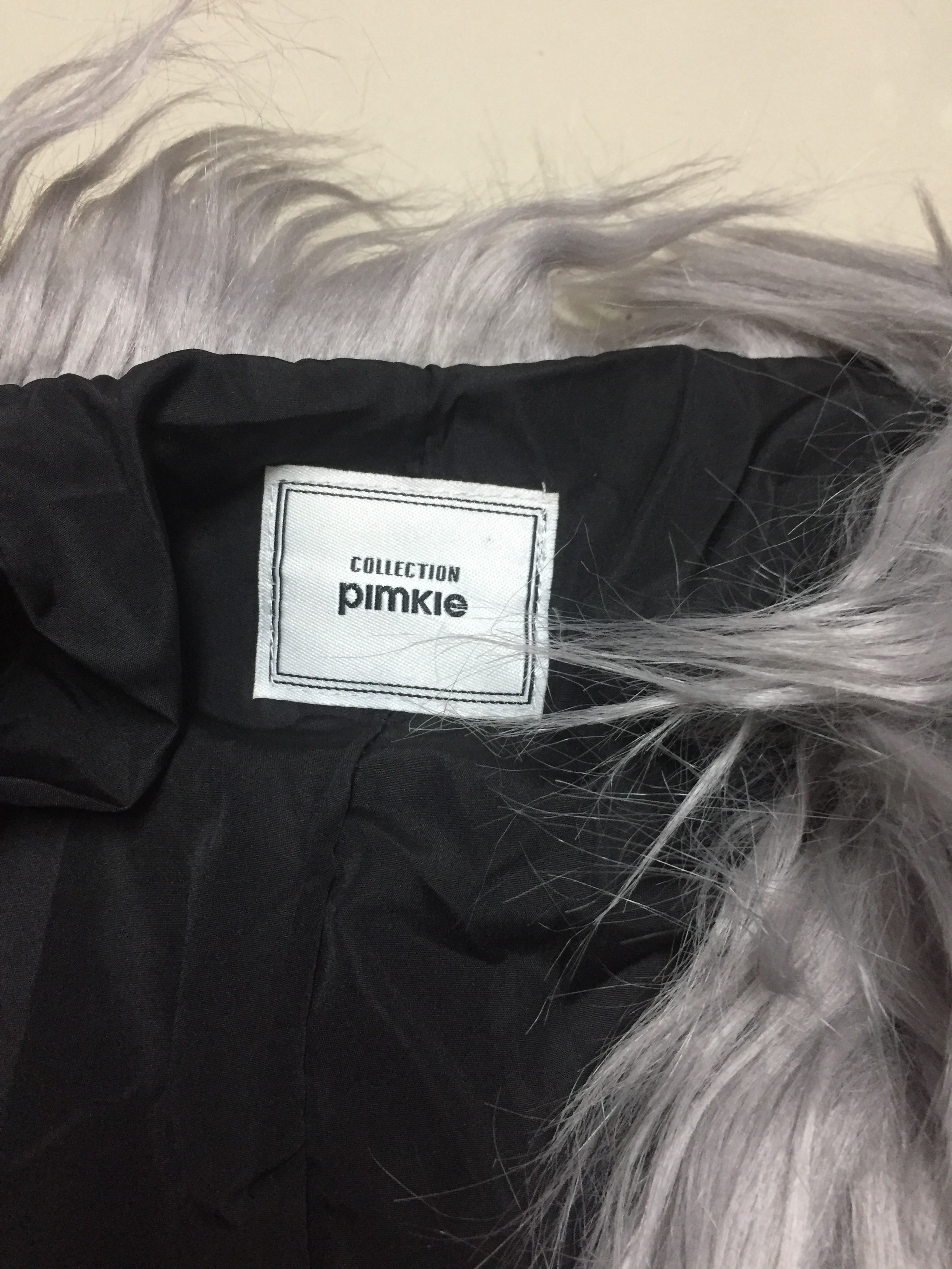 เสื้อคลุม เสื้อนอก แต่งขน เสื้อกันหนาว แบรนด์เนมPIMKIE ฝรั่งเศส แท้100% งานช็อปสวยหรูมากคะ แต่งขน ไล่โทนสีเทาดำ งานสวย เนื้อขนนุ่มหรู