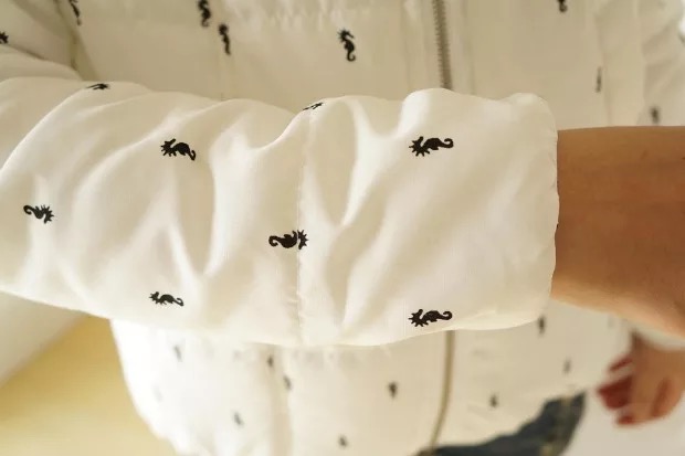 เสื้อกันหนาว เสื้อหนาวหมวกฮูท สีขาว บุนวมอุ่น พิมพ์ลายม้าน้ำ เนื้อผ้าเนียน นุ่ม. สินค้างานญี่ปุ่นคะ