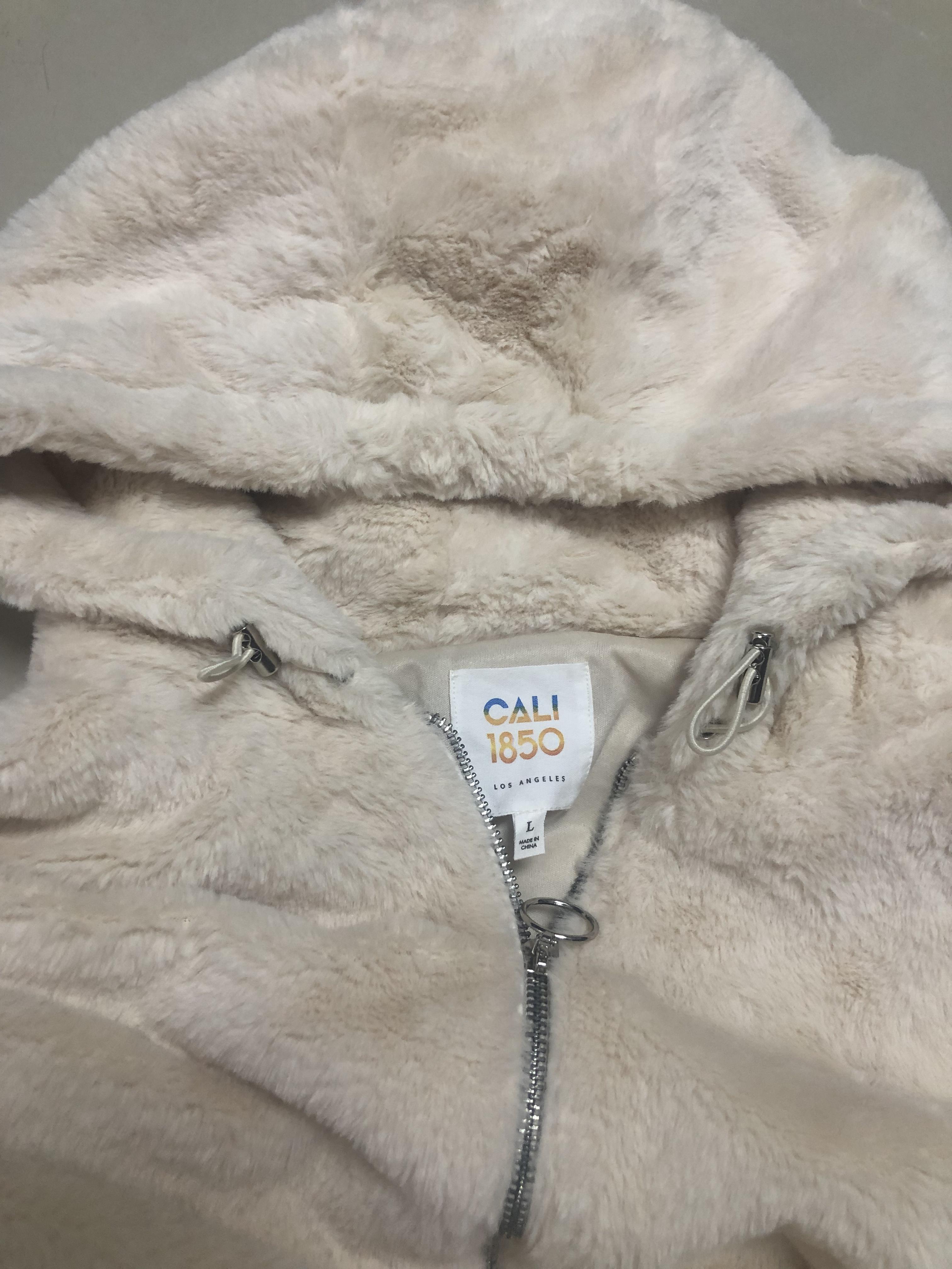 Cali 1985 เสื้อเฟอร์กันหนาว หมวกฮู้ด เสื้อขน (FLUFFY COAT) สีครีม แบรนด์ CALI 1985 Los Angeles ขาว