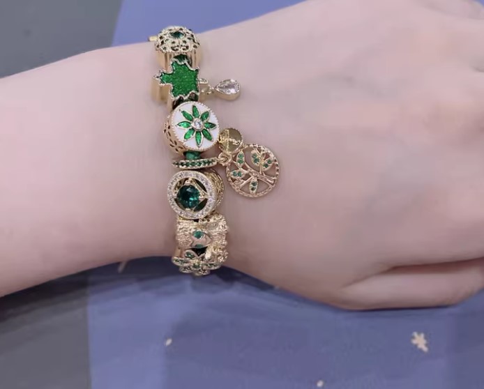 สร้อยข้อมือ กำไลข้อมือ สายหนังแท้ สีเขียว ร้อยชาร์ม ธีม ป่าไม้ พ่อมดแห่งออช แบบน่ารัก ๆ สีทอง 436180