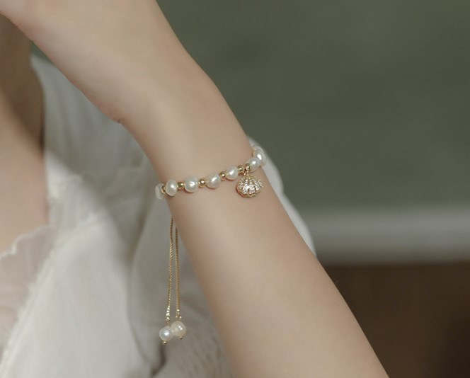 สร้อยข้อมือ ร้อยไข่มุกแท้ อัญมณี ที่งดงาม สร้อยข้อมือไข่มุก พร้อม จี้ห้อย ฝังเพชร CZ AAA 406439