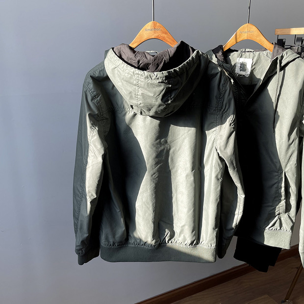 เสื้อทหาร เสื้อฮู้ดเขียวทหาร เสื้อนอกแนวทหาร แพทเทินสวย เท่ห์มาก pull&Bear งานตัดป้ายคะ เขียว