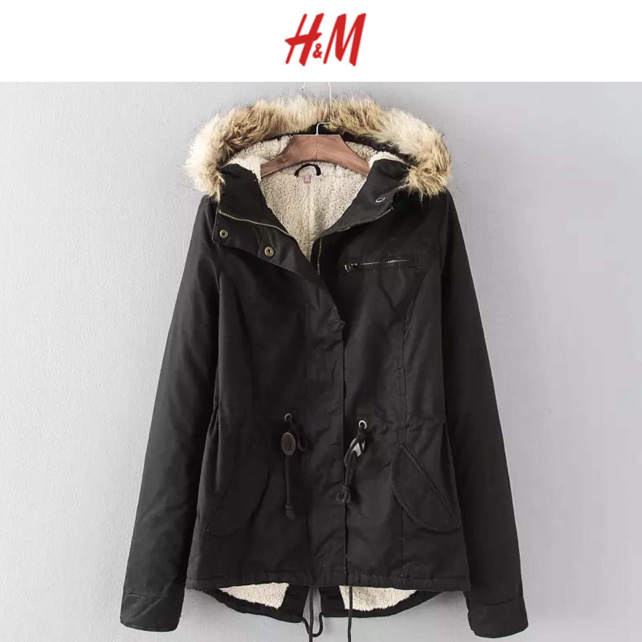เสื้อโค้ท เสื้อกันหนาว สีดำ แบรนด์เนม H&M แต่งหมวกฮูท บุขนอุ่นสีขาวด้านใน แต่งขนเฟอร์ขอบหมวก แพทเทินสวย งานหรู อุ่น มากคะ size S/M/L/XL/XXL ดำ