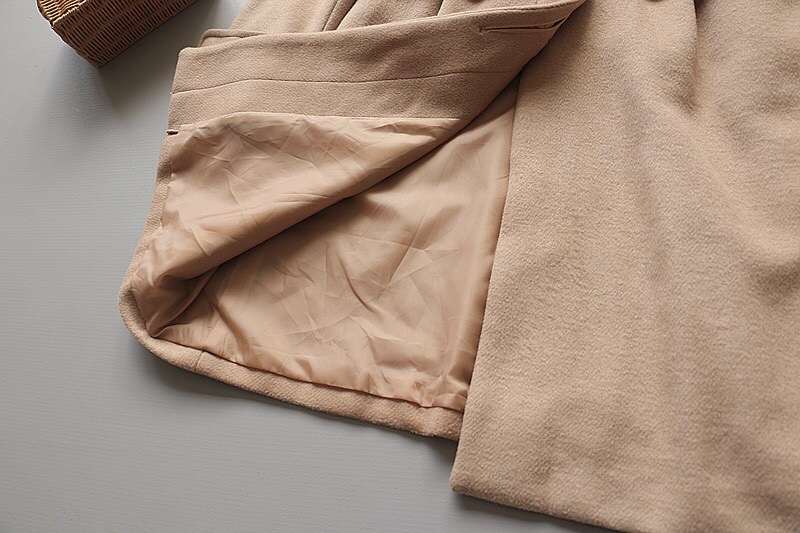 Freesia เสื้อโค้ท เสื้อกันหนาว เนื้อผ้าสักหลาดวูล สีนู้ดกากี แต่งกระดุมแถบ สองแถว แบรนด์ Freesia สำเนา สำเนา นู้ดกากี