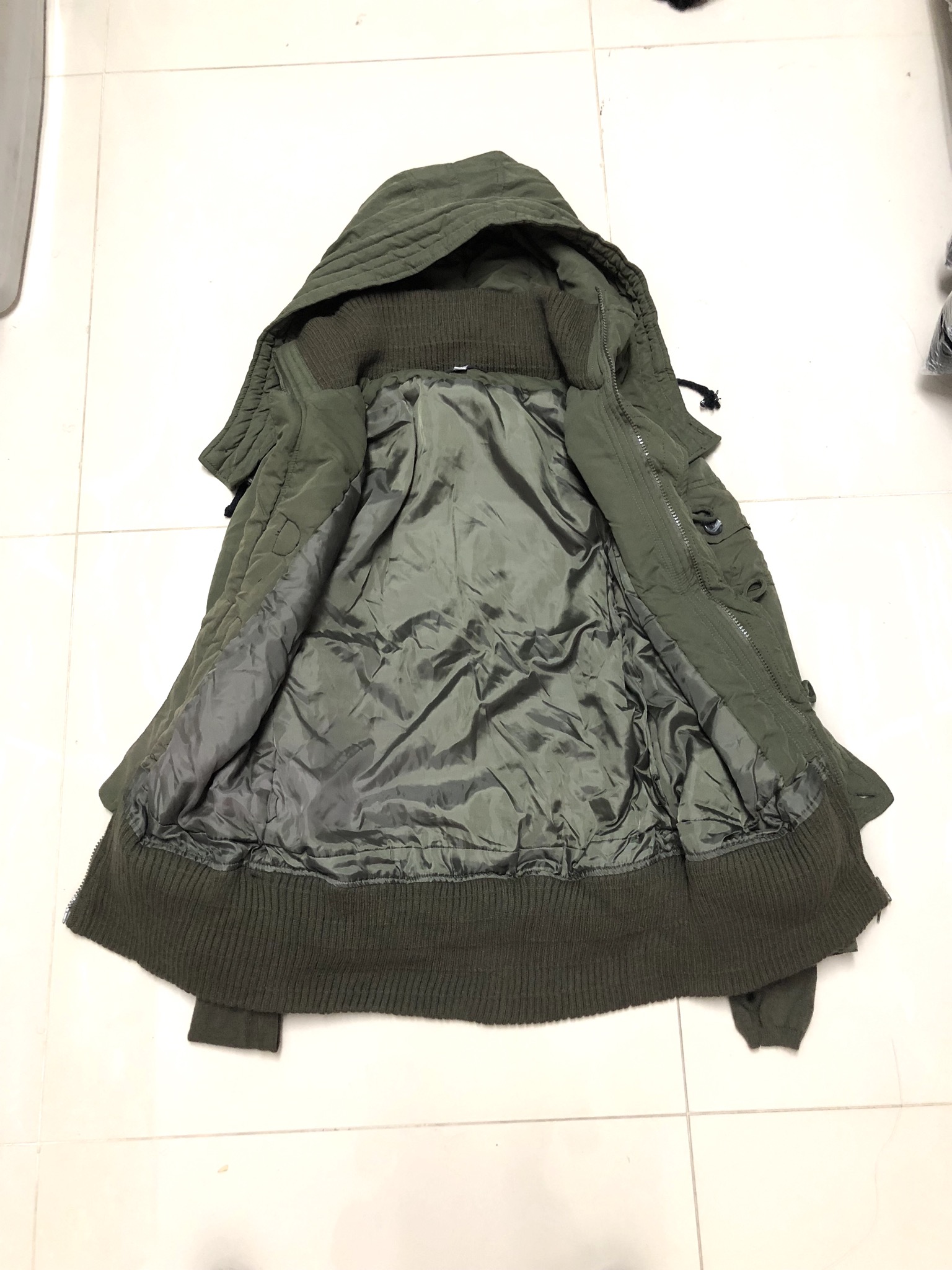 เสื้อโค้ทกันหนาว เสื้อกันหนาว หมวกฮูท สีดำ แบรนด์เนมญี่ปุ่นสุดหรู SLY บุนวมอุ่น ปลายแขน มีปลอกมือกันลม งานสวย แนวมากคะ Size S/M: ดำ