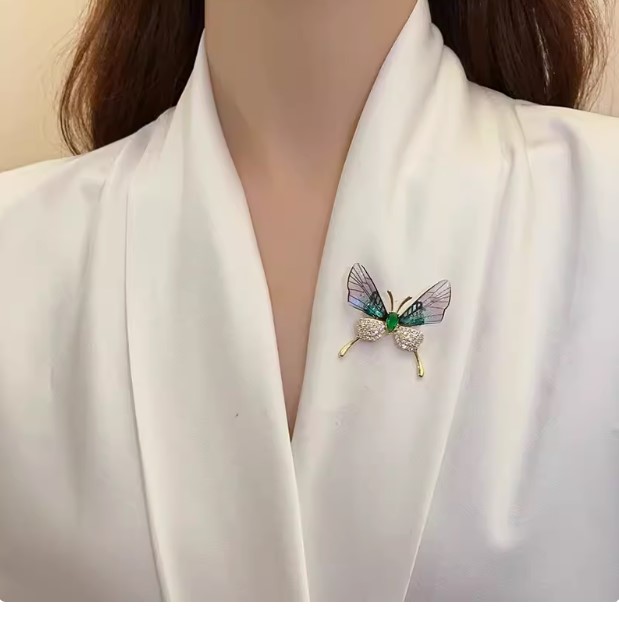 เข็มกลัด ผีเสื้อ ปีกใส ฝังเพชร CZ AAA สวยหรู เข็มกลัดติดปกเสื้อ หน้าอกเสื้อ เข้ากับ สูทสีขาวได้อย่างลงตัว 359273