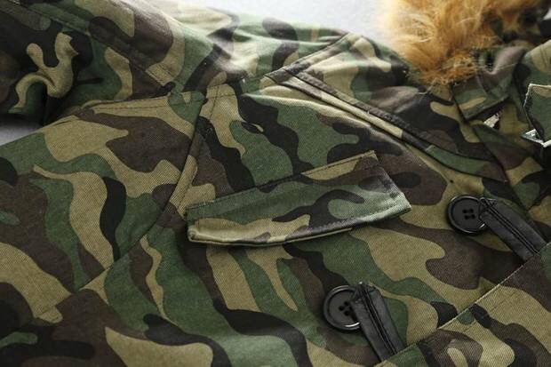 เสื้อนอก เสื้อคลุม เสื้อกันหนาว ลายพราง เขียวทหาร คาโม camo flag แบรนดเนม MAISON GILFY แต่งฮูท (เหลือเป็นรุ่นไม่มีเฟอร์คะ) ) size m/L