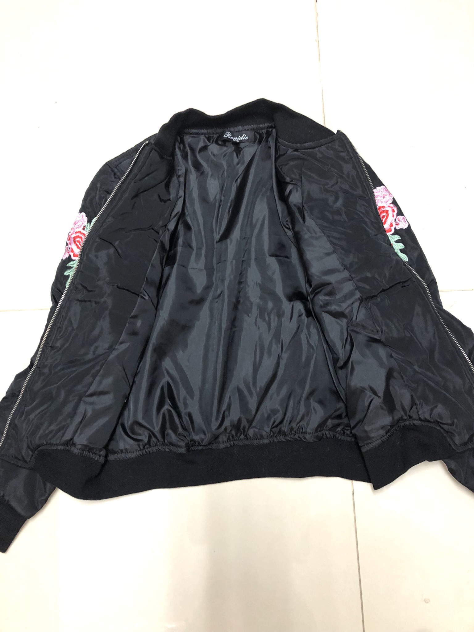 เสื้อนอก เสื้อคลุมกันหนาว เสื้อไฟท์ สีดำ แต่งลายปักช่วงแขน Size M/L
