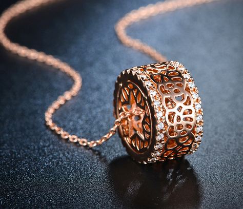 สร้อยคอผู้หญิง สร้อยทอง 18 K Rose Gold สร้อยคอ ใส่ออกงาน ห้อยจี้ รูปกรงล้อ ล้อมเพชร CZ AAA ตรงกลางเป็น รูปดาว สร้อยคอให้แฟน 165165