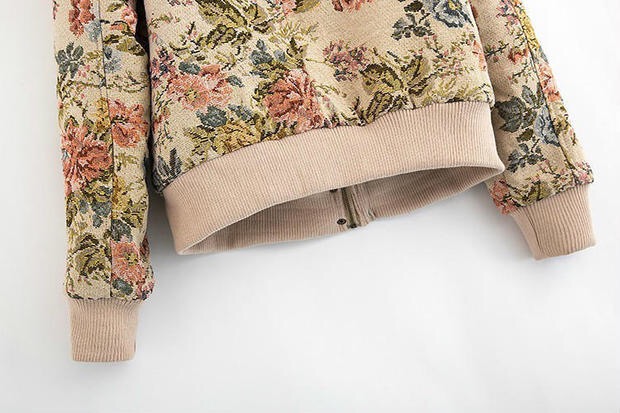 BELLFIELD เสื้อกันหนาว แต่งฮูท ติดเฟอร์ แบรนด์ดังอังกฤษ BELLFIELD ลายดอกสีนูทกากีอ่อน สวยหรู งานสวย เนี๊ยบมากคะ (จำนวนจำกัด ) (หมวกฮูทถอดได้คะ) Size S/M/L นูทกากีอ่อน