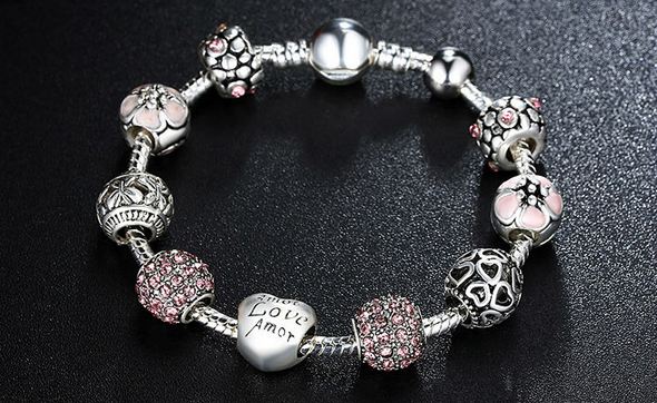 สร้อยข้อมือผู้หญิง Diy สไตล์ แพนโดร่า แต่ง charm โทนสีชมพู คริสตัลแท้ สีชมพูหวาน ๆ เม็ดบีด ดอกไม้ และ หัวใจ แกะลาย Love amor 566826