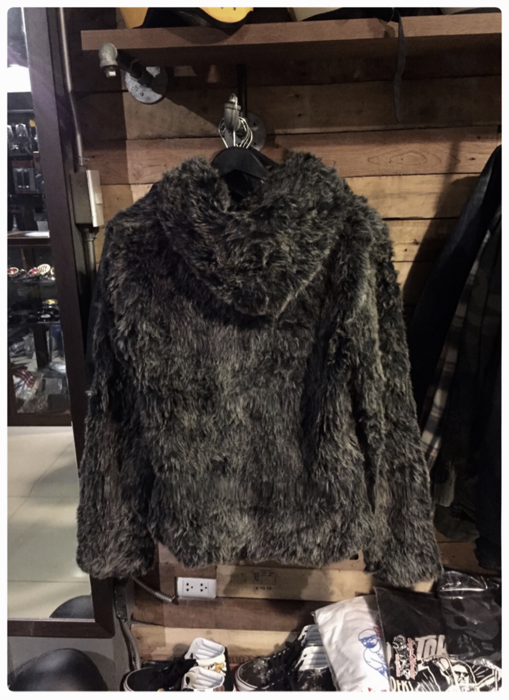 เสื้อกันหนาว แต่งขนฟูสีดำ มีฮูท แบบหรู สวยมากคะแบรนด์เนมหรูญี่ปุ่น PLACE:PLAN TOKYO size L /XL/XXL ดำ