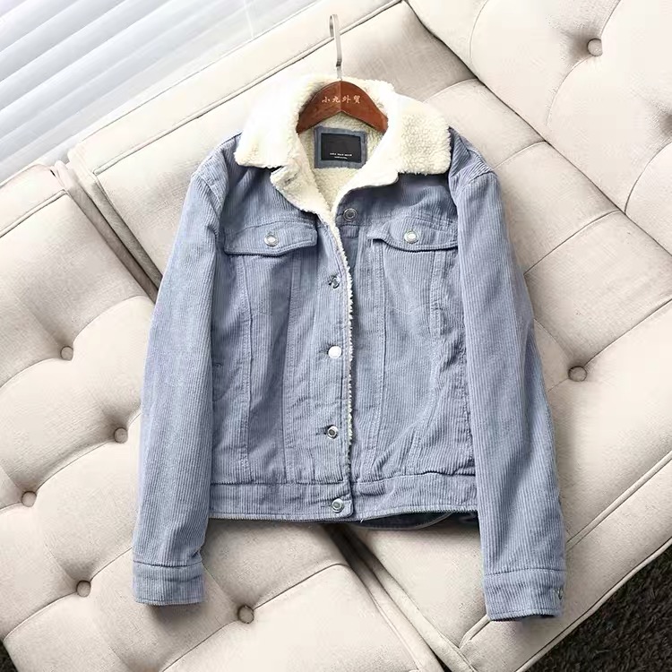 Bershka เสื้อกันหนาว เสื้อแจ็ค เนื้อลูกฟูก แต่งซับขนอุ่น สีขาวด้านใน แบรนด์ BESHKAงานสวย น่ารักมากคะ