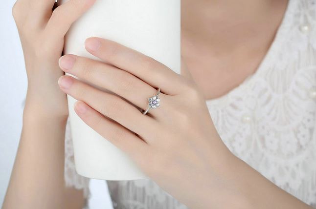แหวนเงินแท้ 925 Sterling แหวนผู้หญิง ดีไซน์ ดอกไม้ ฝังเพชร ใช้ คริสตรัลแท้ สีม่วง อเมทิสต์ เป็นเกสร แหวนหมั้น แหวนแต่งงาน แหวนใส่ออกงาน สุดหรู 571571