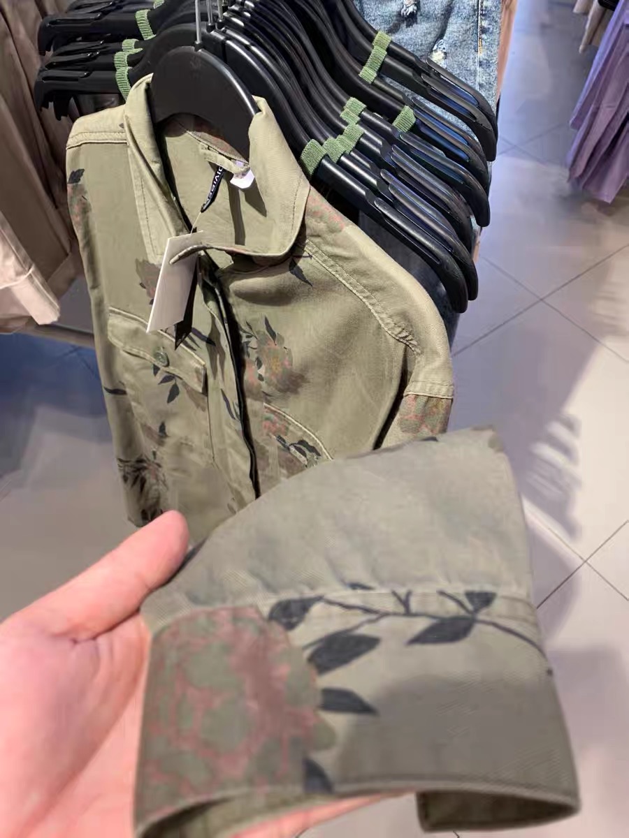 H&m เสื้อทหาร เสื้อเขียวทหาร ลายดอก เสื้อนอกแนวทหาร H&M (ตัดป้าย) แพทเทินสวย เท่ห์มาก คะ Size M สำเนา สำเนา เขียว