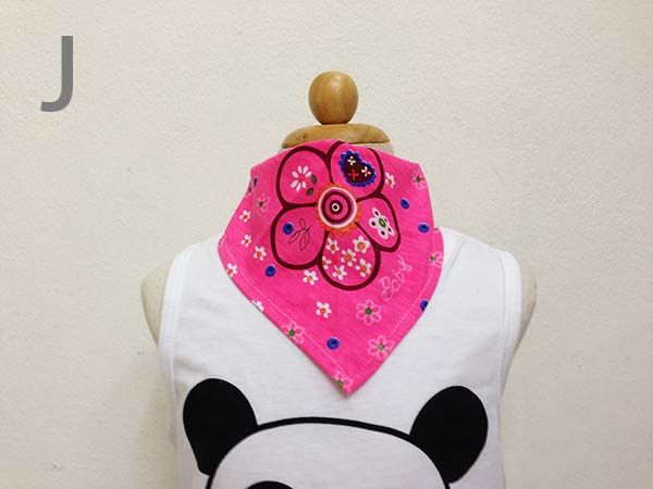 ผ้า3เหลี่ยมกันน้ำลาย มีตีนตุ๊กแกติดด้านหลัง มี 15 ลายตามภาพ