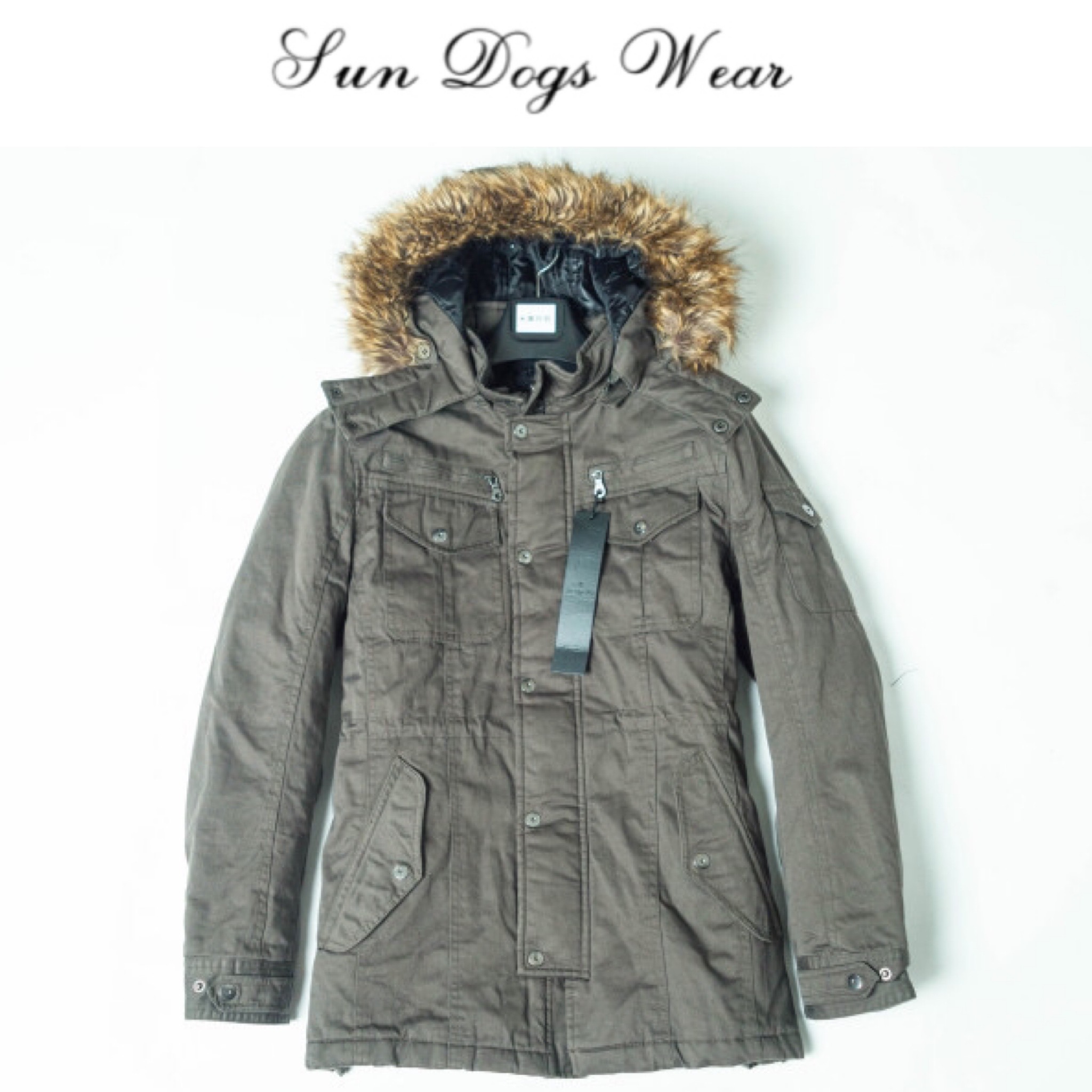 Sun dogs เสื้อโค้ทสีดำ เสื้อนอก เสื้อโค้ทกันหนาว แบรนด์ SUN DOGS (JAPAN)หมวกฮู้ด &ขนเฟอร์ถอดได้คะ แพทเทินสวย เท่ห์มาก คะ Size S/M/L/XL ดำ