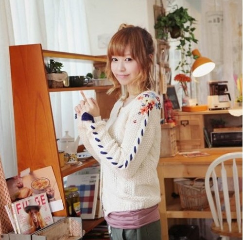 เสื้อไหมพรมถัก แต่งลายดอกไม้ สีขาวครีม กระดุมไม้ แบบสวยน่ารักมากเลยคะ