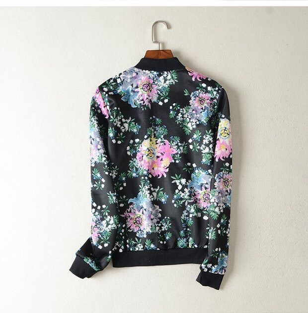 เสื้อคลุม เสื้อแจ็คเก็ต ผ้าวอร์ม พื้นดำ ลายดอกสีสันสวยสดใส แต่งแขนเอวจั๊ม เนื้อผ้าหนานุ่มเริ่ดคะ ติดแบรนด์ TSZC