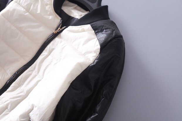 เสื้อกันหนาว แจ็คเก็ตกันหนาว สีทูโทนขาว-ดำ สไตล์ Bomber jacket แต่งแขนหนัง งานสวย แนวๆเท่ห์ๆคะ size L