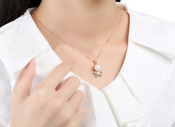 สร้อยคอผู้หญิง สร้อยคอ ของขวัญให้แฟน สร้อยคอทอง 18 K จี้รูป หมีน้อย ติดไข่มุก สีขาว ฝัง เพชร CZ AAA ที่ตัวหมี ขนาดกำลังดี น่ารักมากค่ะ 613429