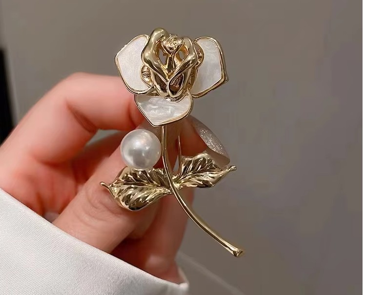 เข็มกลัด ดอกทิวลิป สีทอง ตกแต่ง ด้วย ไข่มุก ธรรมชาติแท้ เข็มกลัดดอกไม้ ทอง 14 k ตกแต่งเสื้อ 403782
