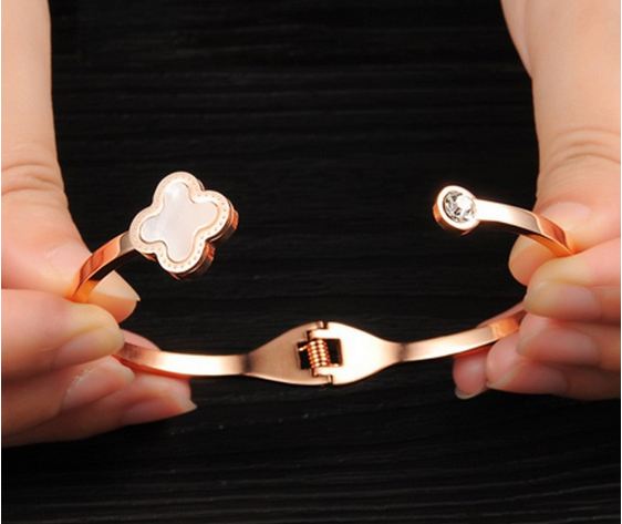 กำไลข้อมือ ผู้หญิง กำไลข้อมือ 316L Stainless Steel กำไลทอง ด้านนึง หัวเป็น ดอกไม้ สีดำ และ สีขาว ติดเพชร CZ AAA เม็ดเล็ก 415367
