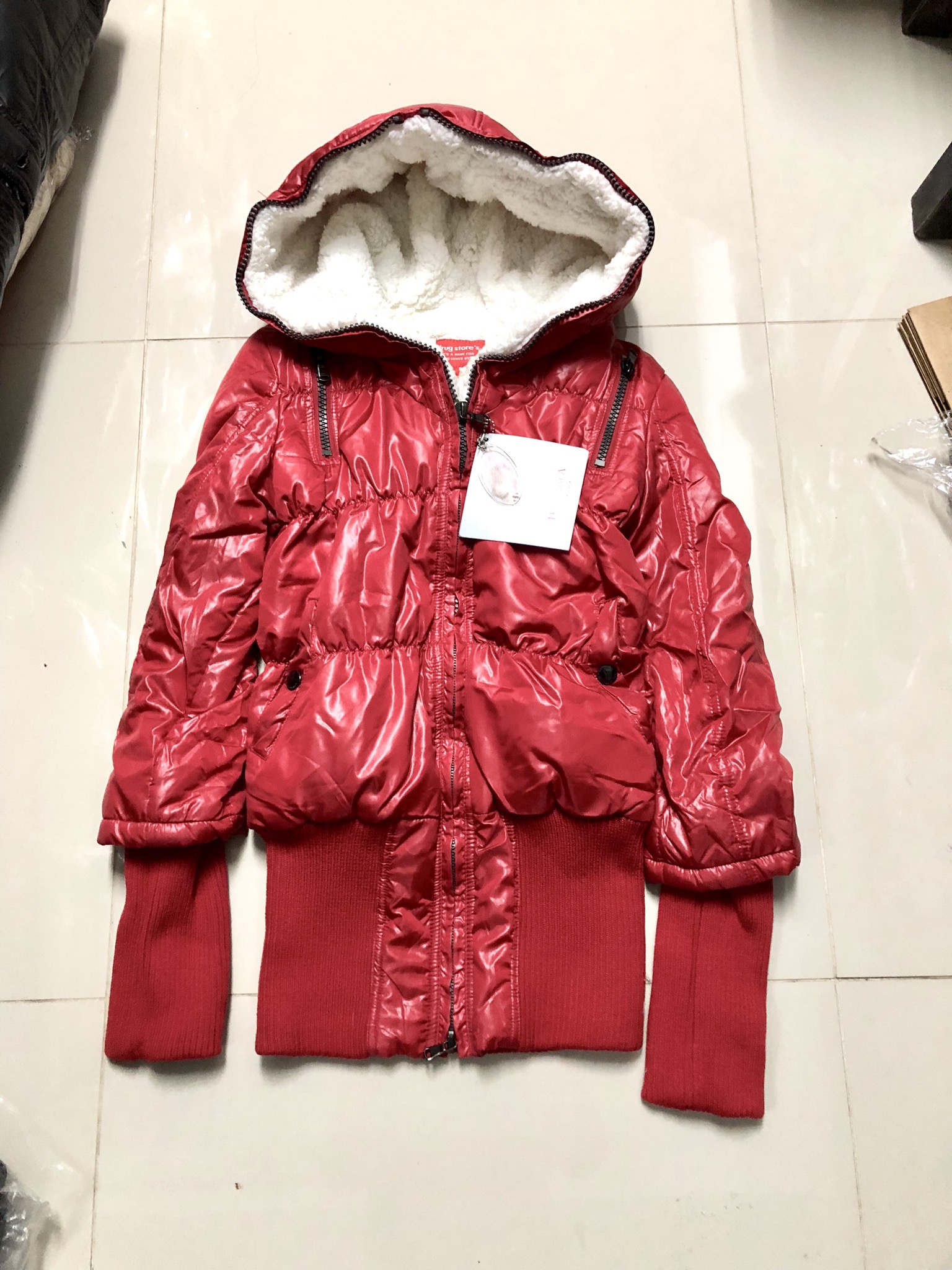 เสื้อกันหนาวขนเป็ด ติดฮูท สีแดง เนื้อผ้า PU แต่งซับขนอุ่นสีขาวด้านใน แขนจั๊มยาวกันลม หัวซิบ2 หัว รูดได้บนล่าง กันลมกันหิมะ ไม่กลัวองศาติดลบเลยคะ งานพรีเมี่ยม สวยหรูมากคะ Size S/M/L