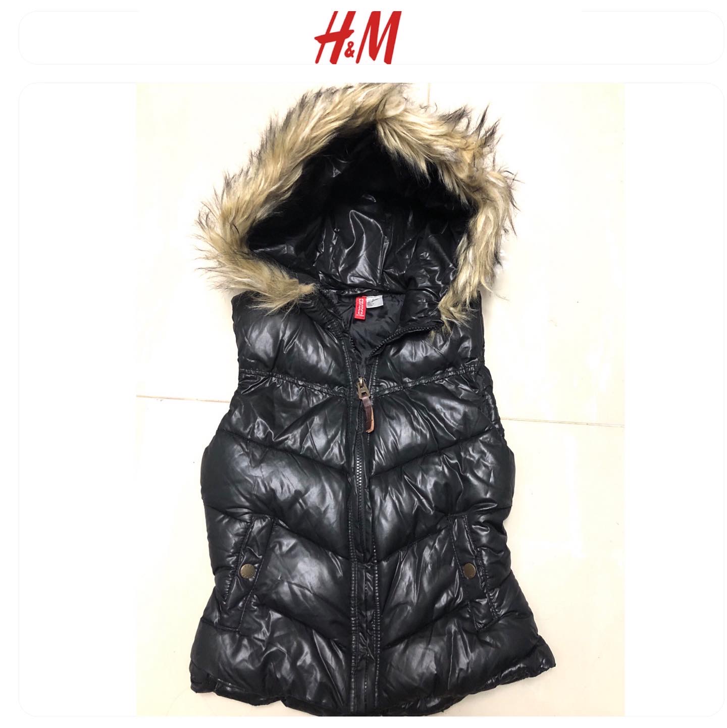 H&m เสื้อกั๊กกันหนาว กั๊กฮูทเฟอร์ สีแดง แบรนด์เนม H&M แต่งขนเฟอร์ปลายหมวกSize :XS/S/M/L/XL แดง