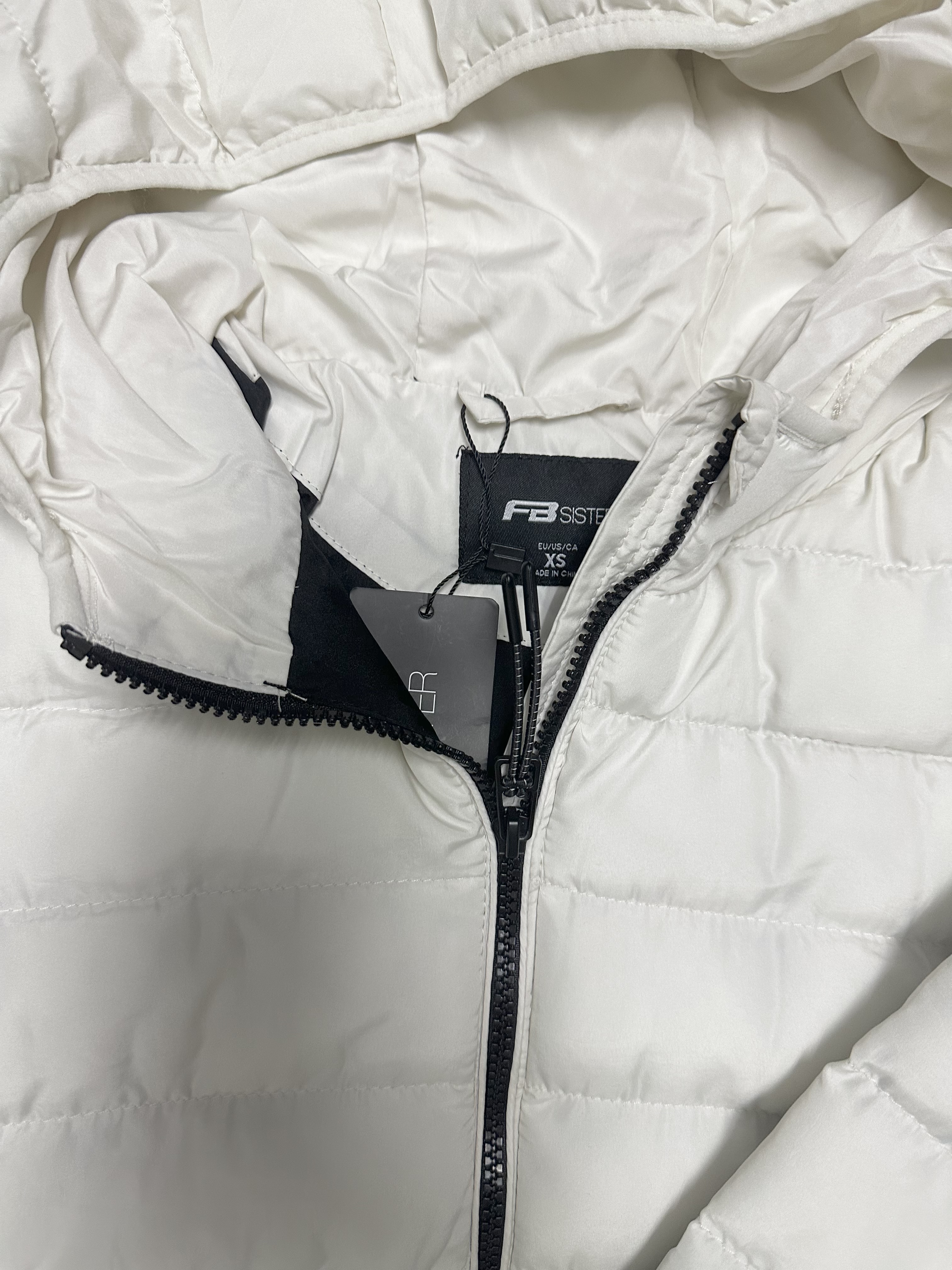 เสื้อกันหนาว เสื้อฮู้ดเฟอร์ บุนวมอุ่น สีขาว แบรนด์ FB SISTER (padded puffer coat สำเนา ขาว