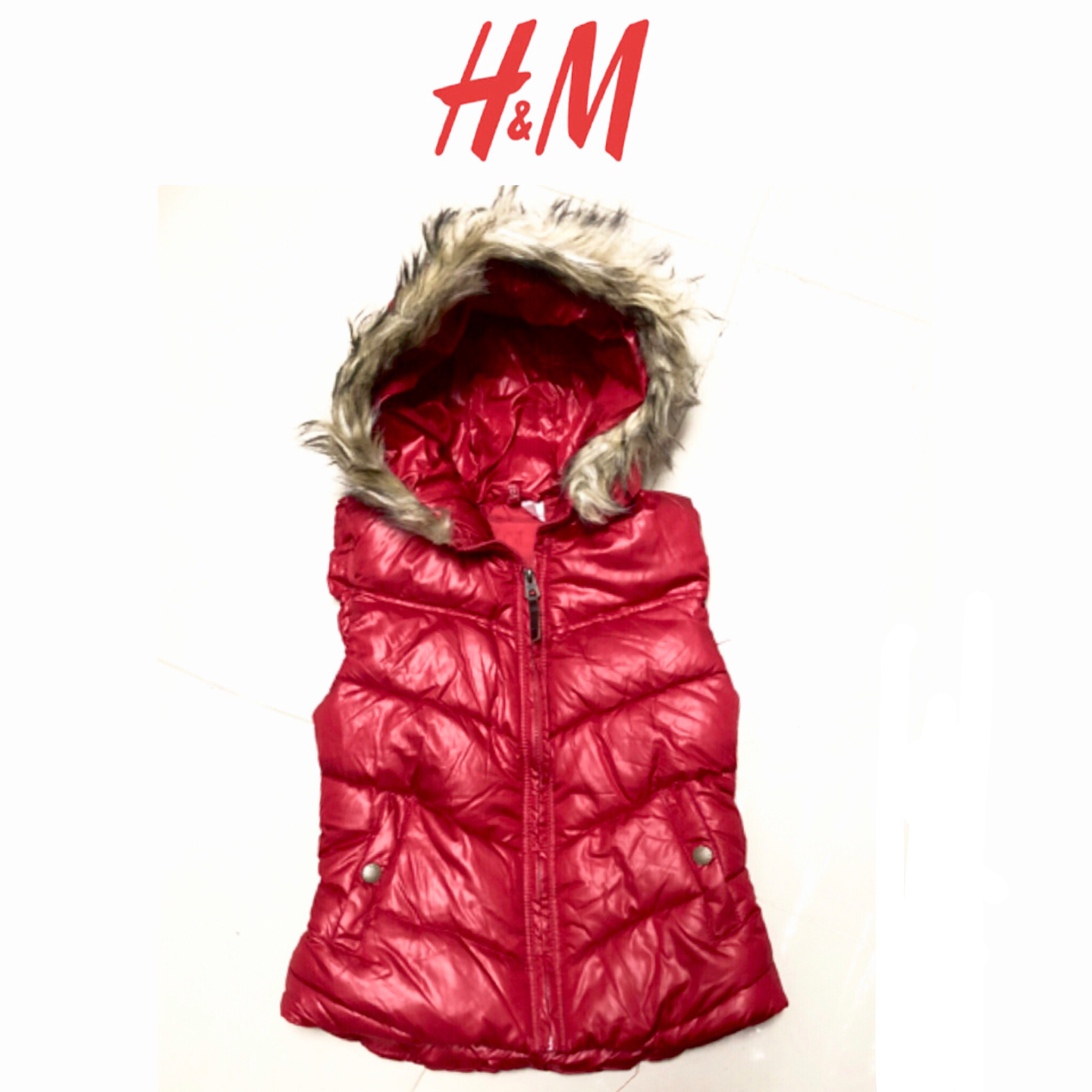 H&m เสื้อกั๊กกันหนาว กั๊กฮูทเฟอร์ สีแดง แบรนด์เนม H&M แต่งขนเฟอร์ปลายหมวกSize :XS/S/M/L/XL แดง