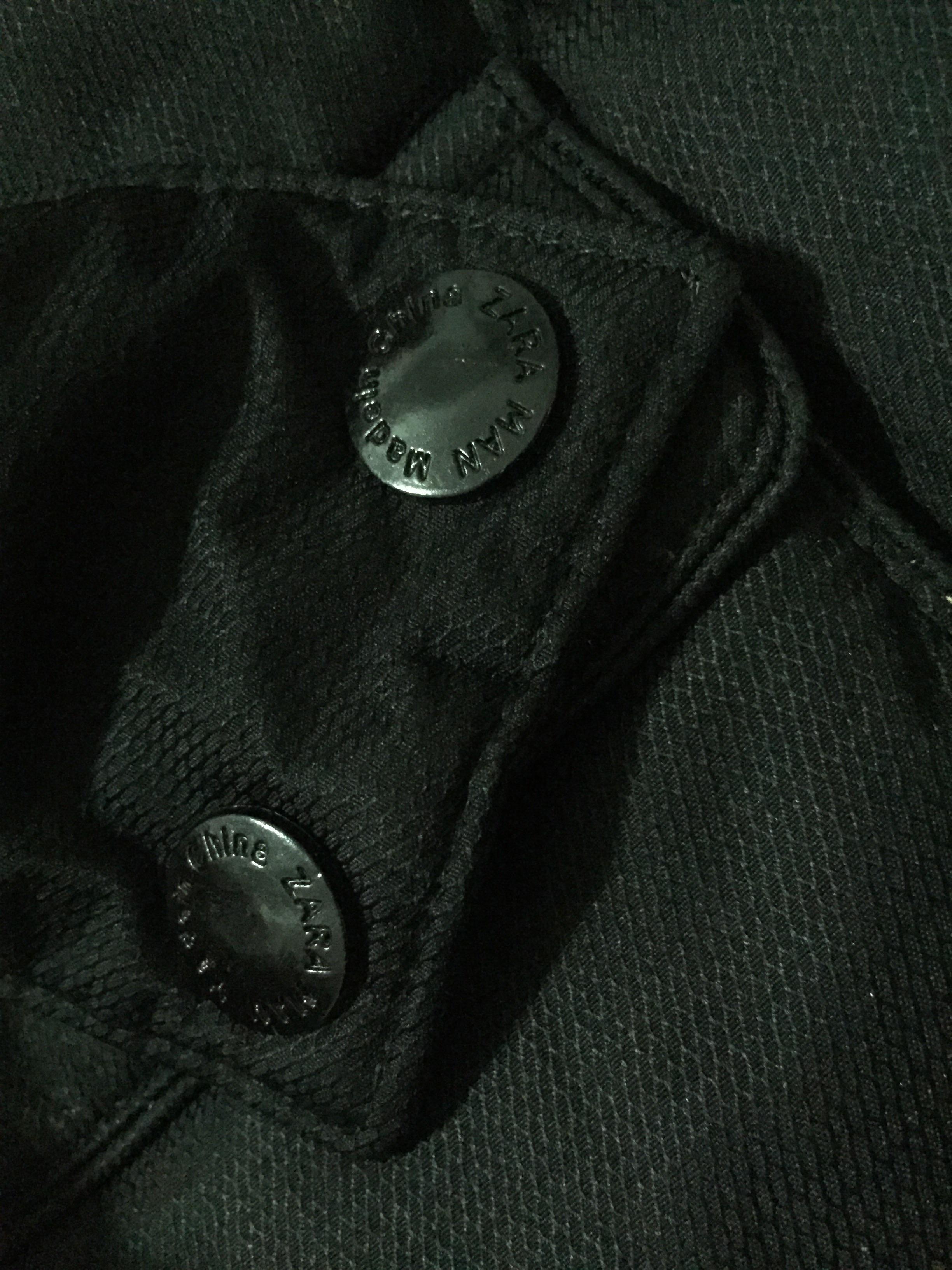 เสื้อกันหนาว เสื้อหนาวผู้ชาย แต่งหมวกฮูท แบรนด์เนม ZARA MAN แท้ แต่งบุนวมอุ่น งานหรู สวยเทพมากคะ ปั๊มกระดุมและหัวซิปทุกจุด (หมวกฮูทถอดใส่ได้คะ) size M