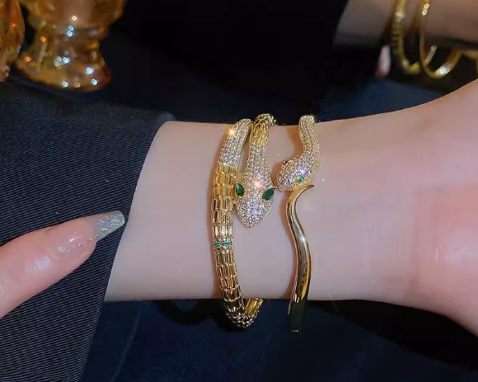 กำไลข้อมือ ทอง ลาย งูฝังเพชร ตาสีเขียวมรกต กำไลงูเพชร แบบสวย ๆ ใส่ทำงาน ออกงาน สวยหรู 970930