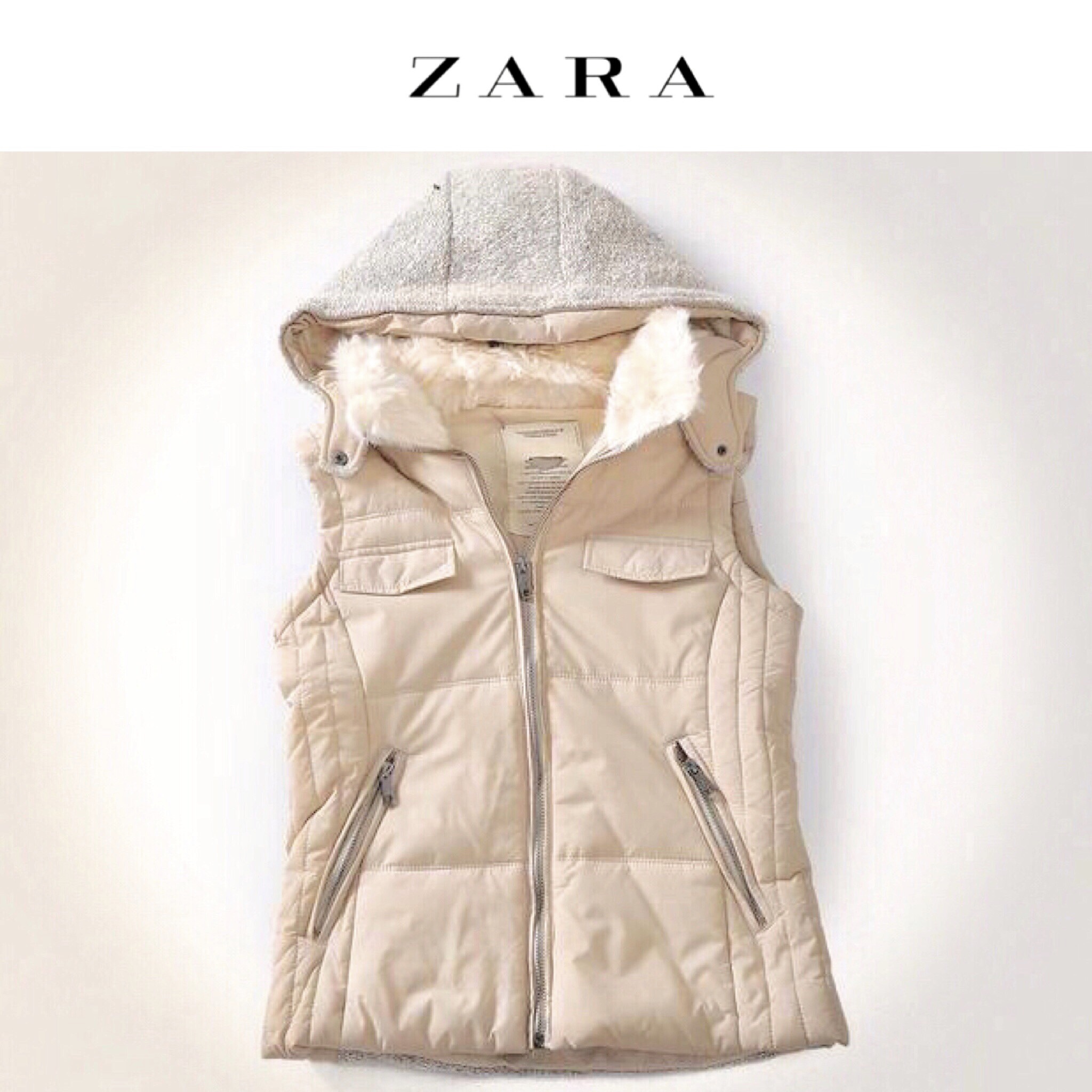 เสื้อกั๊กกันหนาว กั๊กZARA สีนูทกากี แต่งหมวกฮูท (ฮูทถอดได้คะ) แต่งขนอุ่น คอปกด้านใน แบบสวย น่ารักมากคะ นูทกากี
