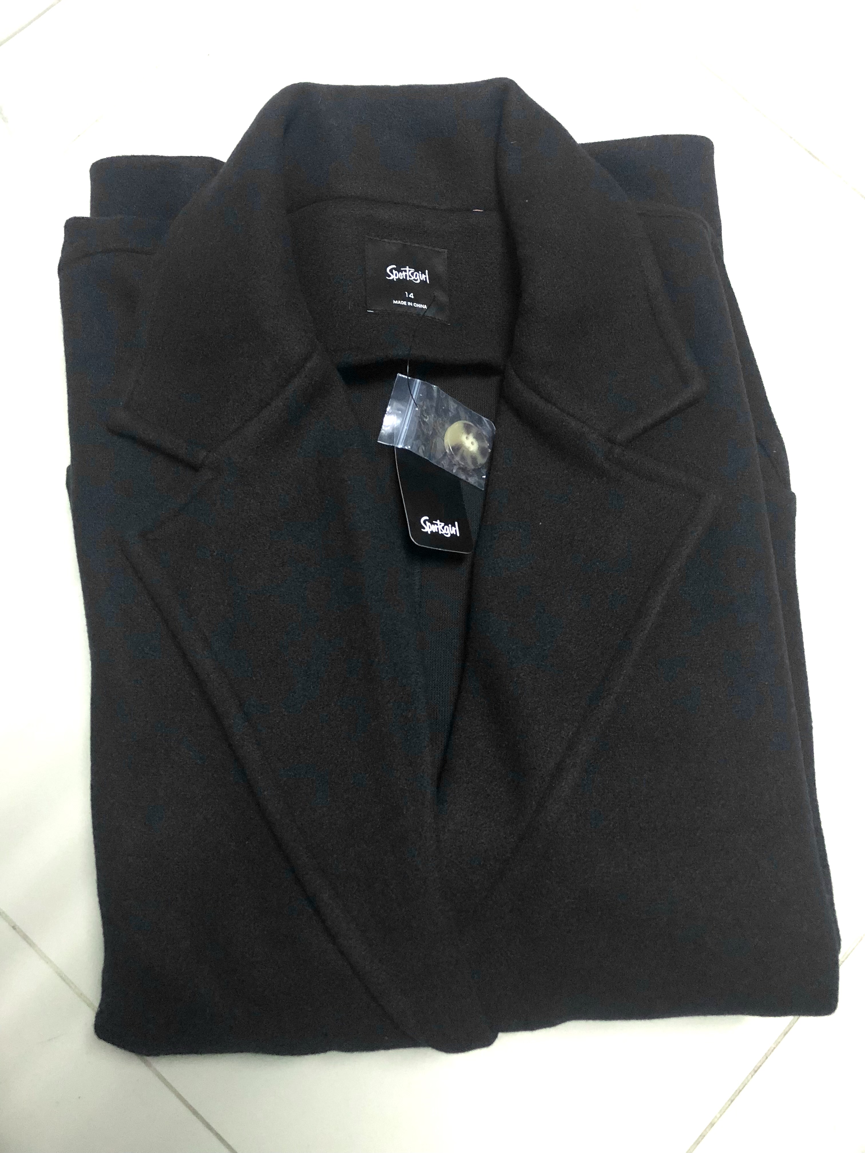 เสื้อโค้ดกันหนาว เสื้อกันหนาว overcoat โค้ทวูล สักหลาด ผสมวูล สีดำ แต่งคอปก กระดุมสองแถว แบรนด์ATCHING สำเนา สำเนา สำเนา สำเนา สำเนา ดำ