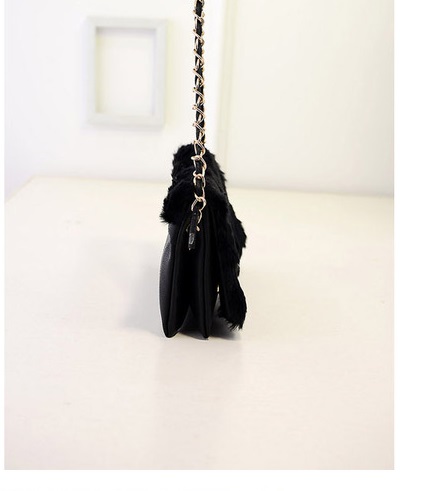 กระเป๋า Clutch มือ แต่งขนฟูนุ่ม สีขาว /ดำ แถมสายสองแบบ สองระดับ (สายโซ่+สายหนัง) ใช้ได้หลากหลายสไตล์เลยคะ ขนนุ่ม สวยหรู สุดๆ