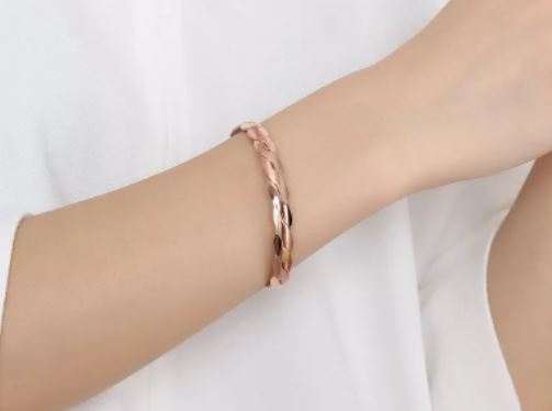 สร้อยข้อมือ ตัว C ลายเกลียว สี Rose gold กำไลข้อมือ ผู้หญิง แบบสวย ๆ ลายเกลียว แบบเกลี้ยง 482865