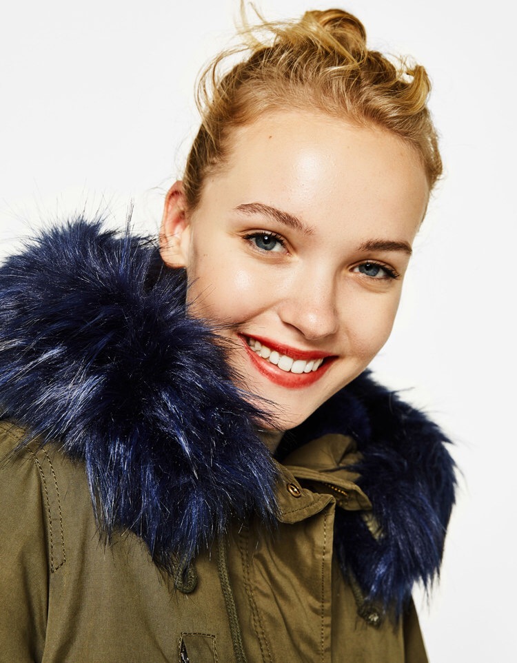 BERSHKA เสื้อโค้ท โค้ทฮูท กันหนาว เสื้อparka ฮูท กันหนาวสีเขียว แบรนด์เนมBERSHKA แต่งเฟอร์ สีน้ำเงิน ซับขนอุ่นน้ำเงิน งานสวย มากคะ Size S/M/L/2L/3L สำเนา สำเนา เขียวเฟอร์น้ำเงิน