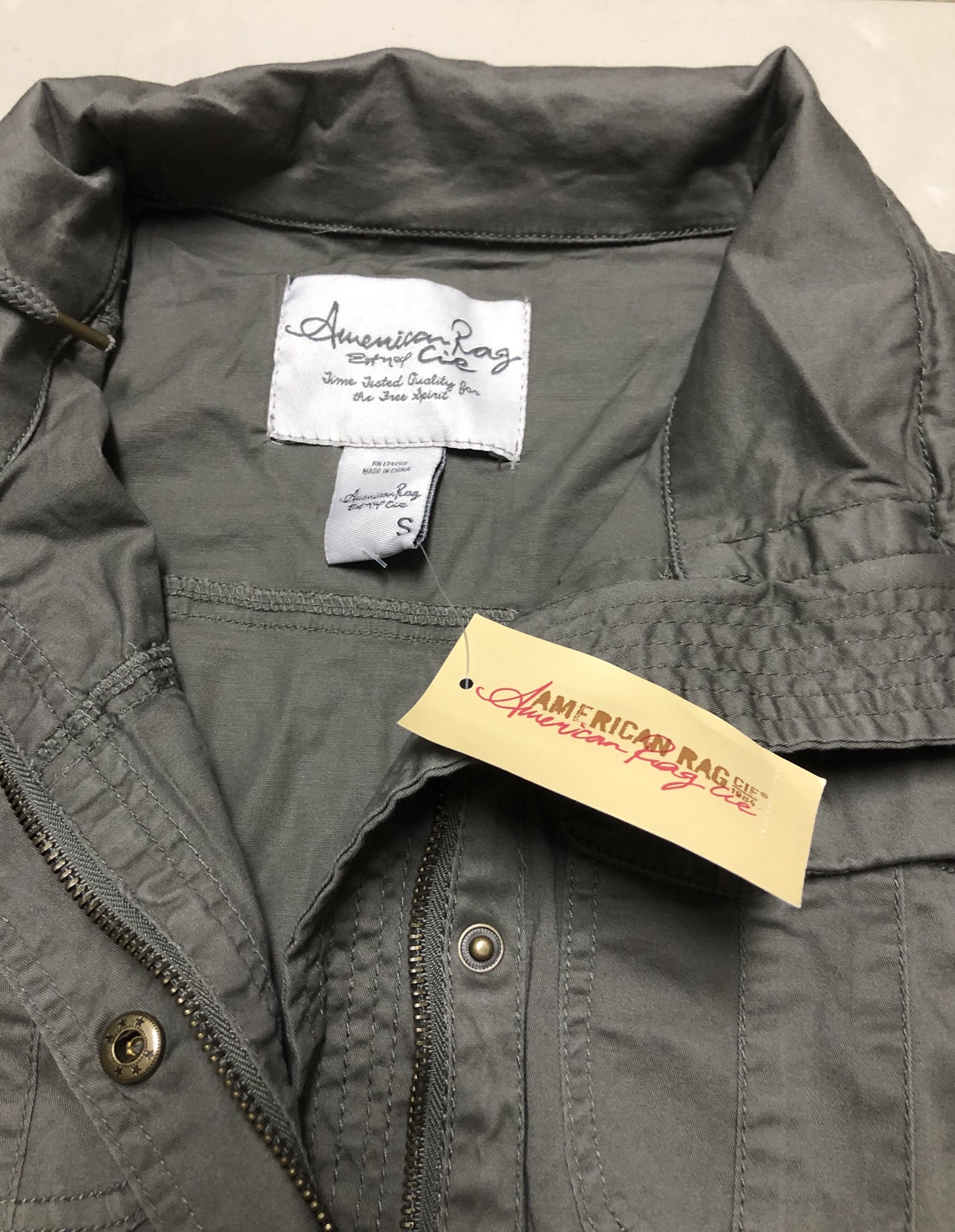American rag cie เสื้อนอกเขียวทหาร เสื้อแจ็คเก็ต แนวทหาร แพทเทิน สวย เท่ห์ มาก แบรนด์ American rag cieสำเนา สำเนา เขียวเทา