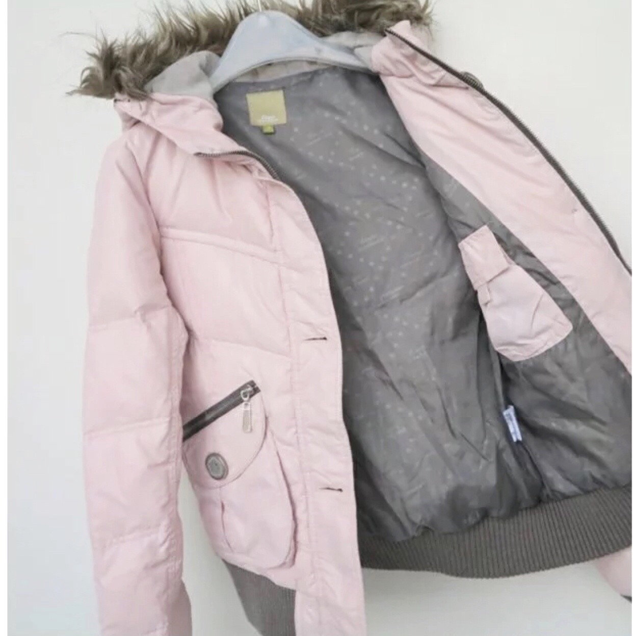 Etam เสื้อขนเป็ด เสื้อ กันหนาวขนเป็ด ขนห่าน (DOWNแท้100%) สีชมพู หมวกฮูท ติดขนเฟอร์ สีน้ำตาลเทาอ่อน แบรนด์เนม ETAM ฝรั่งเศส สวย สีหวาน น่ารักมากคะ สินค้าบางตัวโดนตัดป้ายนะคะ) Size S/M/L ชมพู
