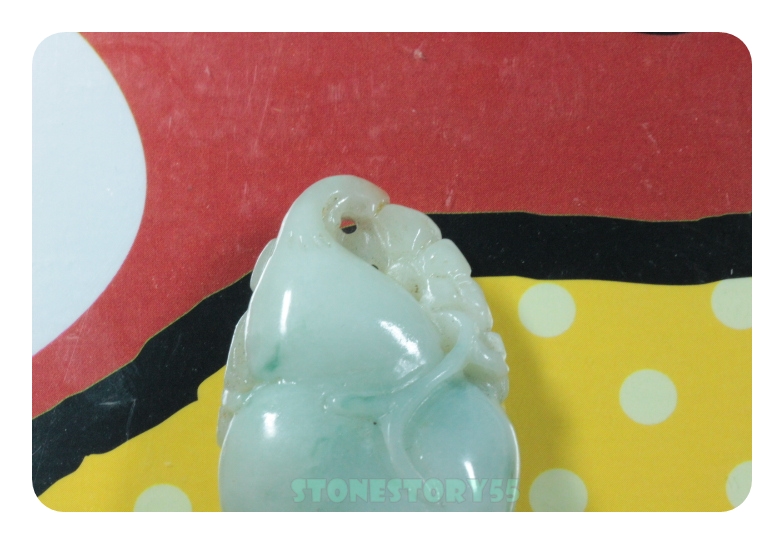 จีัหยกแกะสลักรูปน้ำเต้าสองสี