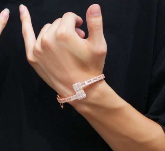 สร้อยข้อมือชาย แฟชั่น กำไลข้อมือชาย ฝังเพชร CZ AAA สวยหรู กำไลทอง เงิน ฝังเพชร ยอดนิยม 937770