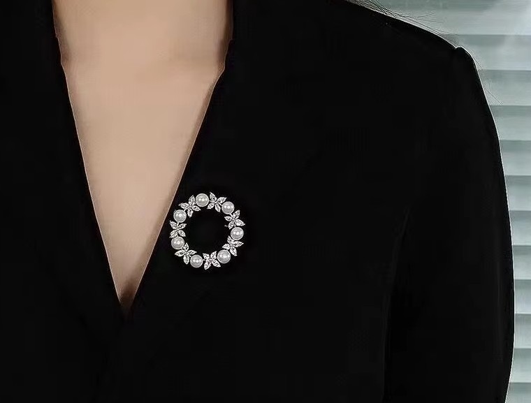 เข็มกลัด ติดเสื้อ ไข่มุกธรรมชาติ ทรงกลม สลับกับ ดอกไม้ เพชร CZ AAA สวยหรู เข็มกลัด ทรงกลม ติดเสื้อ 919756