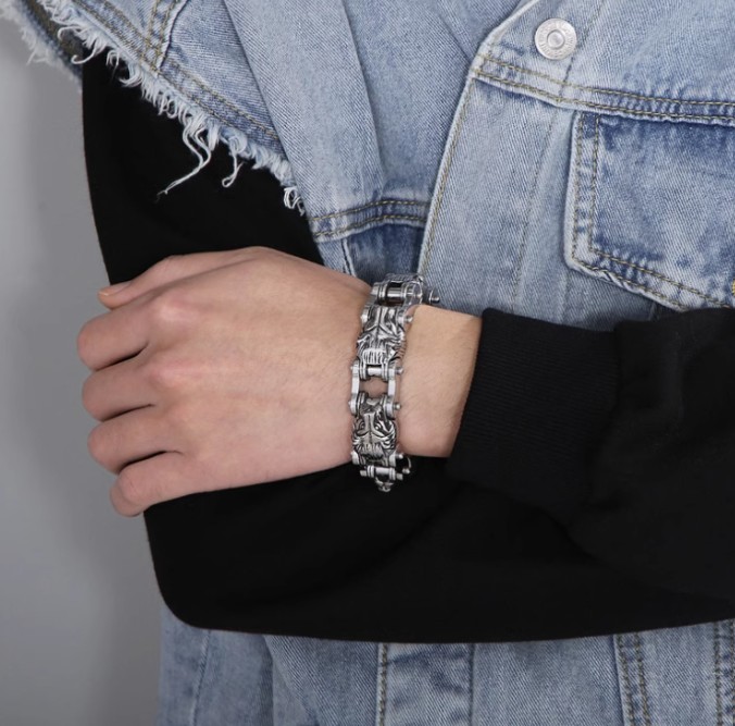สร้อยข้อมือ สแตนเลสแท้ สร้อยข้อมือผู้ชาย ลายหัวสิงห์ หัวสิงโต แบบเท่ ๆ เส้นใหญ่ สไตล์ ร็อคพังค์ 881258