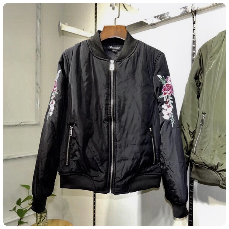 เสื้อนอก เสื้อคลุมกันหนาว เสื้อไฟท์ สีดำ แต่งลายปักช่วงแขน Size M/L